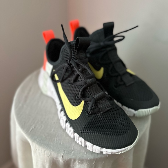 NIKE Colorway: Dark Smoke Grey/Bright Mango/Barely/Green/Light Zitron size 8.5 - Picture 9 of 13